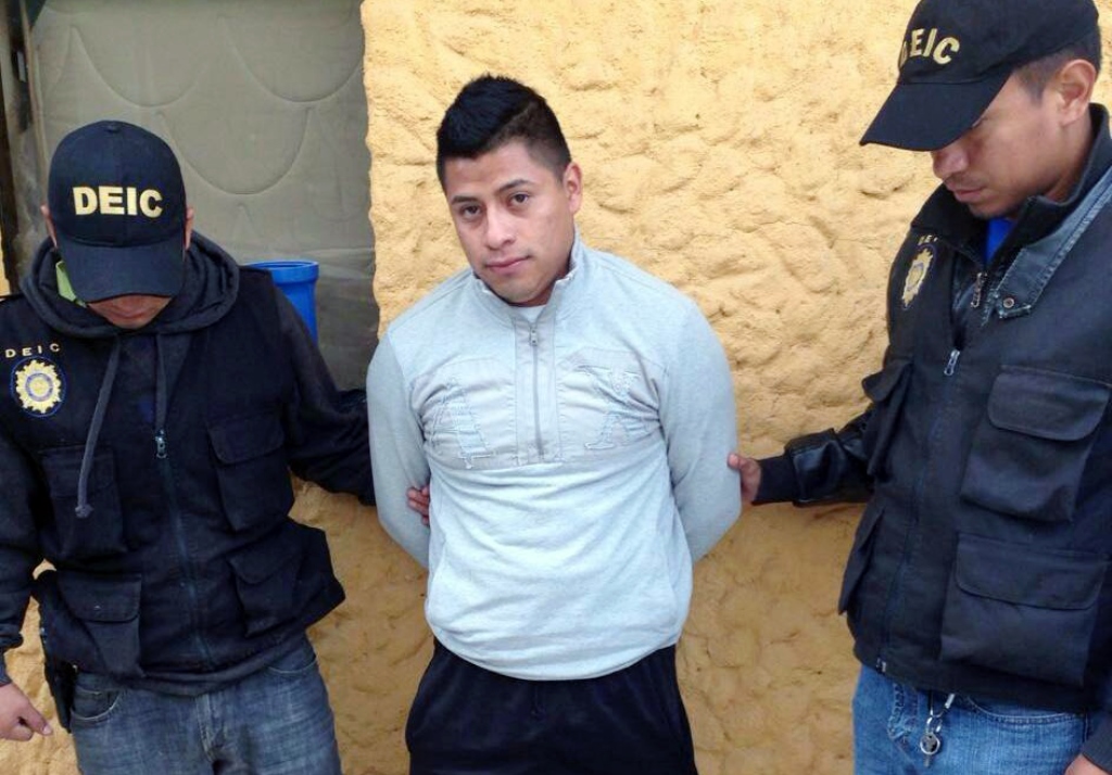 Bulux Menchu, de 23 años, es capturado por agentes de la Policía Nacional Civil en La Esperanza, Quetzaltenango.(Foto Prensa Libre: Carlos Aventura)