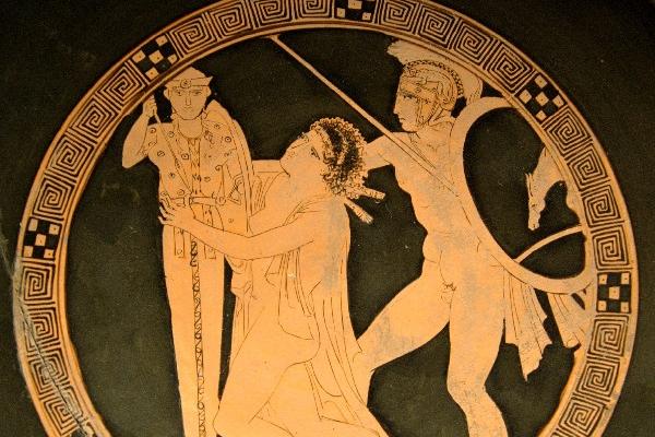 Plato griego en el que Casandra se aferra al sagrado paladión que protegía a la ciudad de Troya.