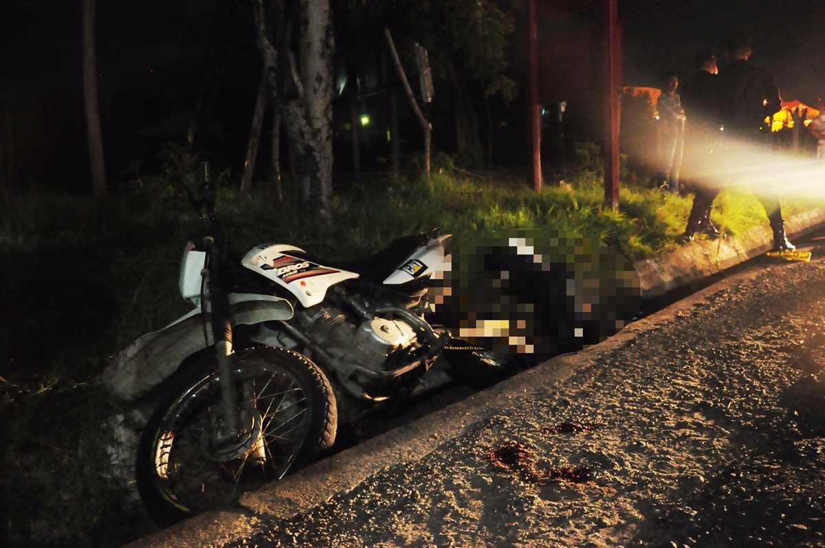 Roberto Sagastume iba de pasajero en la motocicleta y murió en el lugar de ataque. (Foto Prensa Libre: Mario Morales.