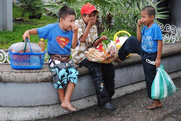 Niños guatemaltecos venden golosinas y otros productos en el parque de Tapachula, se reùnen por momentos para platicar y jugar. (Foto Prensa Libre: Edgar Girón)