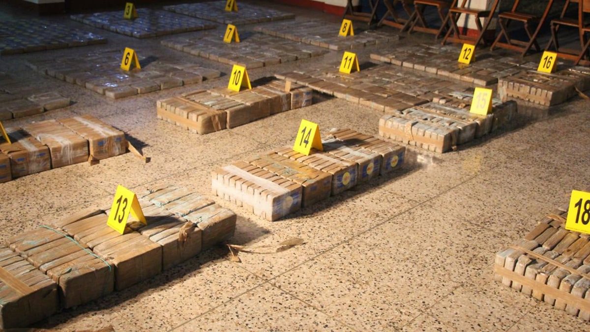 Las autoridades incautaron 5 mil 697 paquetes con cocaína transportados en una lancha tiburonera de Ecuador el pasado fin de semana. (Foto Prensa Libre: PNC)