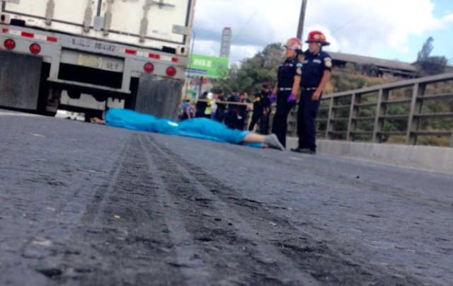 Bomberos Municipales observan el cadáver del suicida. (Foto Prensa Libre: CBM)