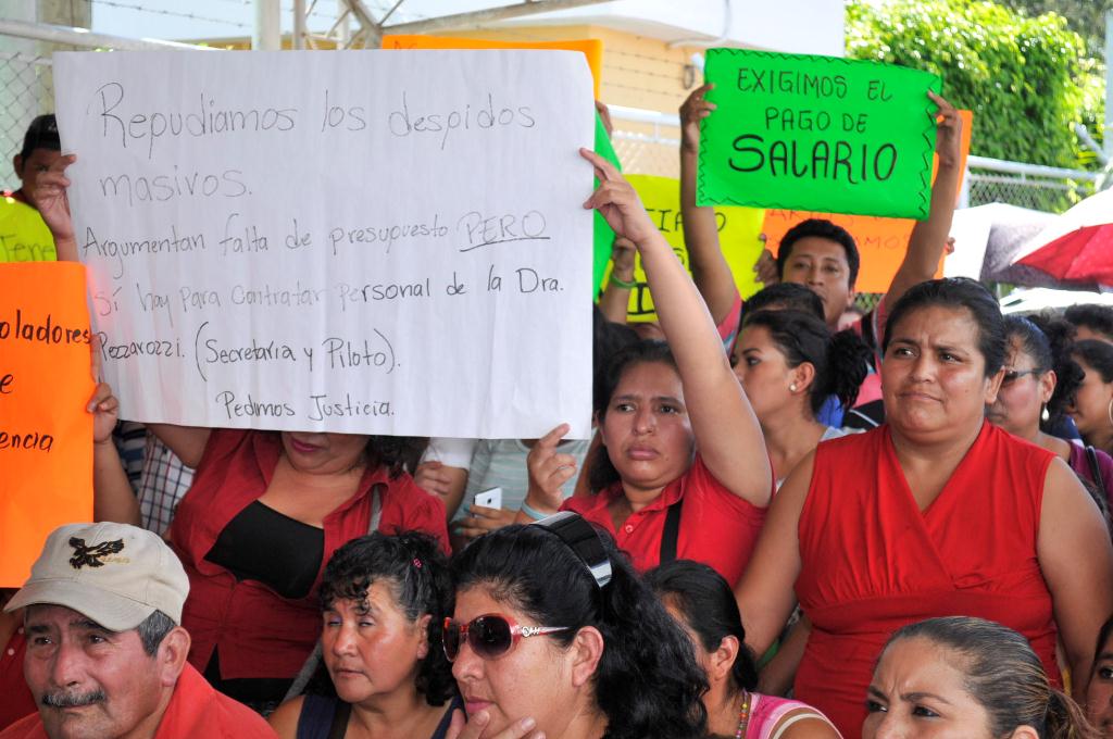 Salubristas de Santa Rosa piden se le pague salarios atrasados. (Foto Prensa Libre: Oswaldo Cardona)