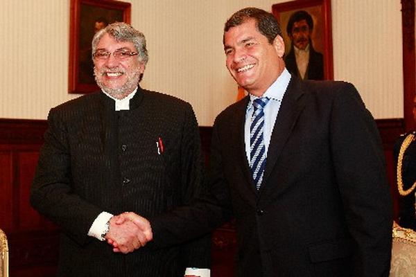 El mandatario de Ecuador, Rafael Correa, junto al expresidente paraguayo Fernando Lugo. (Foto Prensa Libre: EFE)