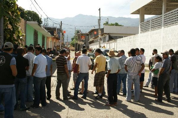 Curiosos observan el vehículo en el que murió  el ganadero  Hugo Roque, en Quezaltepeque, Chiquimula.