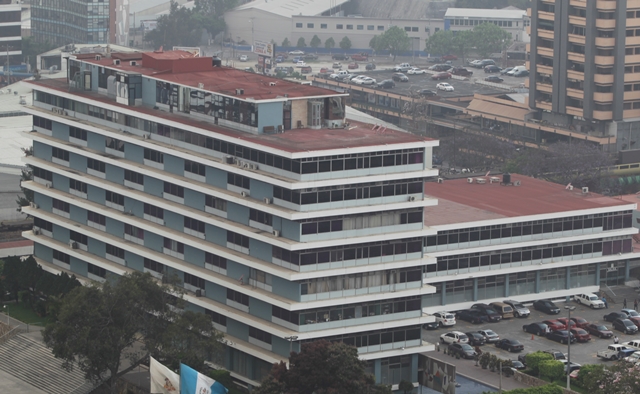 Edificio del IGSS ubicado en la zona 4. (Foto Prensa Libre: Hemeroteca PL)