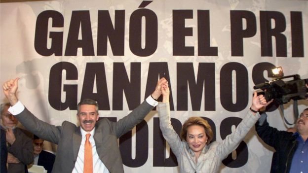 En 2002, Gordillo fue elegida secretaria general del PRI con Roberto Madrazo como presidente del partido. (AFP)