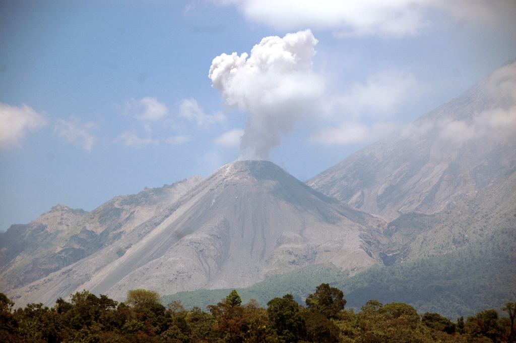 Volcán Santiaguito lanza ceniza a Xelajú y comunidades carcanas. (Foto Prensa Libre: Carlos Ventura)