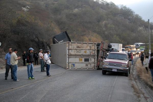  La carretera quedó bloqueada por el percance vial. (Foto Prensa Libre: Hugo Oliva)
