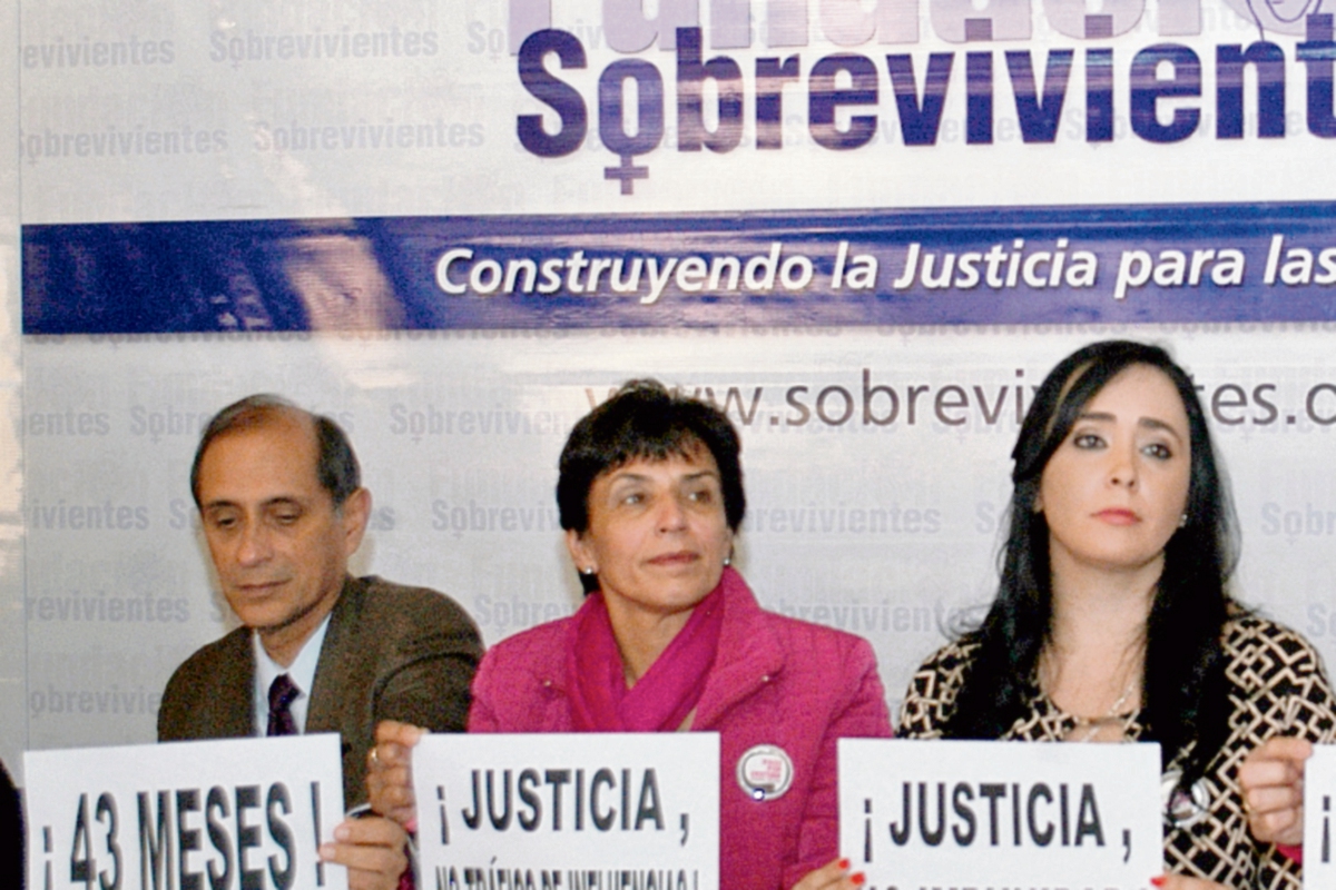 JUAN LUIS y Angelís Siekavizza, junto a María    Fernanda Gallegos, durante  conferencia de prensa.