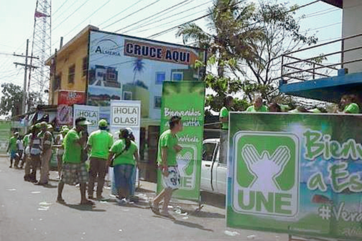 En el ingreso al Puerto de San José, Escuintla, activistas del partido UNE regalaron bolsas de agua. (Foto Prensa Libre: Joel Suncar)