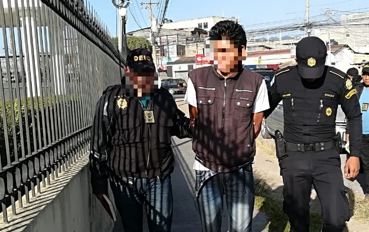 Agentes de la Policía trasladan a presunto sicario al complejo Regional de Justicia en Quetzaltenango. (Foto Prensa Libre: Fred Rivera)