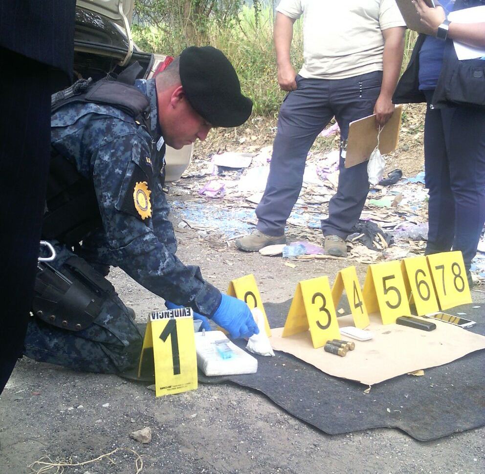 La policia incautó un paquete con droga y detuvo a dos hombres. (Foto Prensa Libre: PNC)