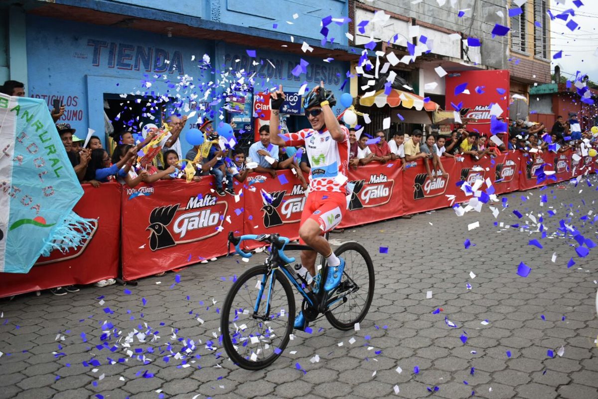 El ciclista ecuatoriano Jefferson Cepeda ingresa a la meta de la quinta etapa. (Foto Prensa Libre: cortesía La Red)
