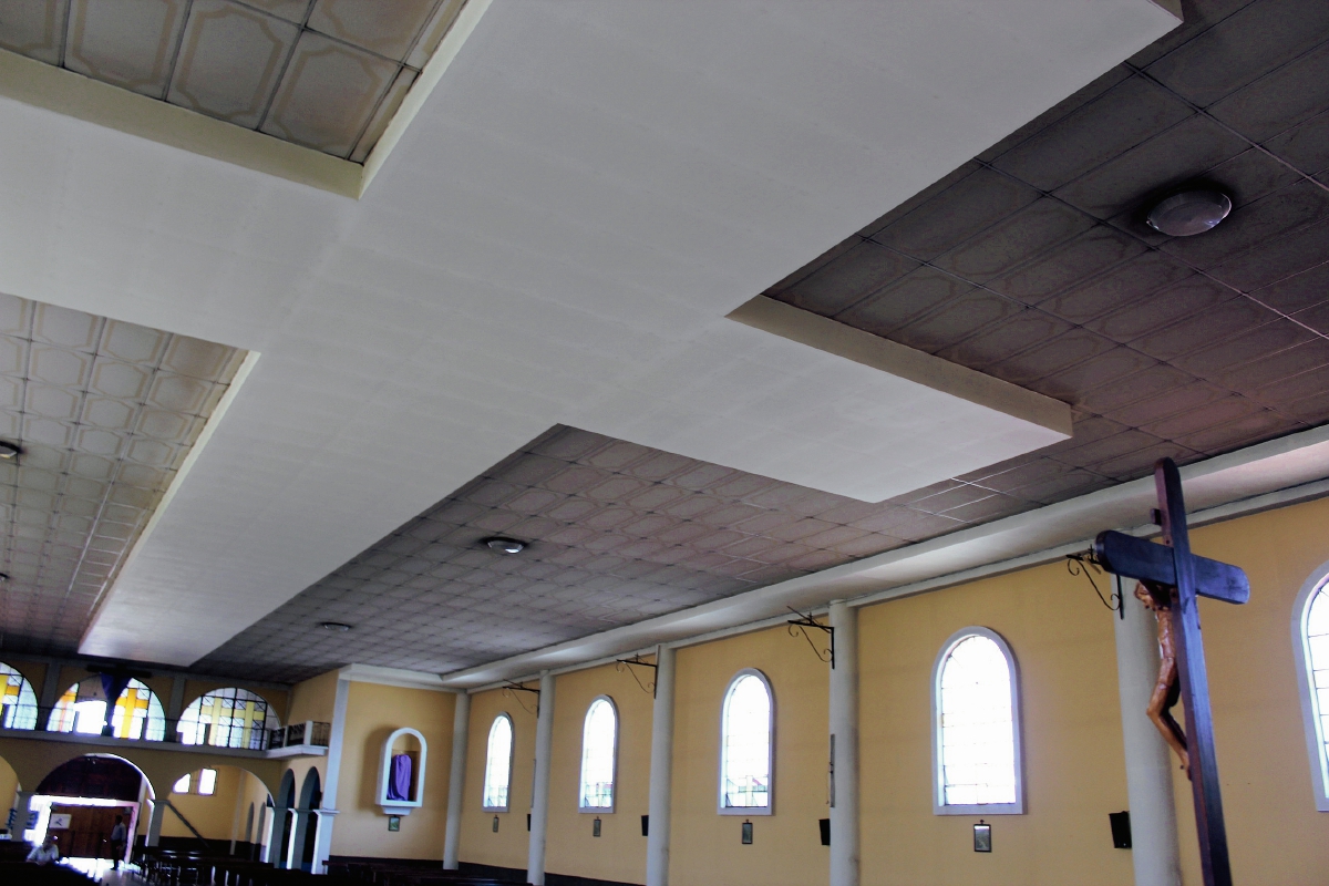 La cruz en el techo de la iglesia de San Andrés mide 37 metros de largo. (Foto Prensa Libre: José Rosales)