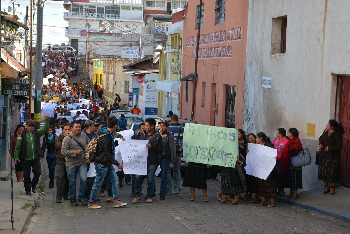 Los manifestantes reporrieron las principales calles de Sololá. (Foto Prensa Libre: Édgar Sáenz)