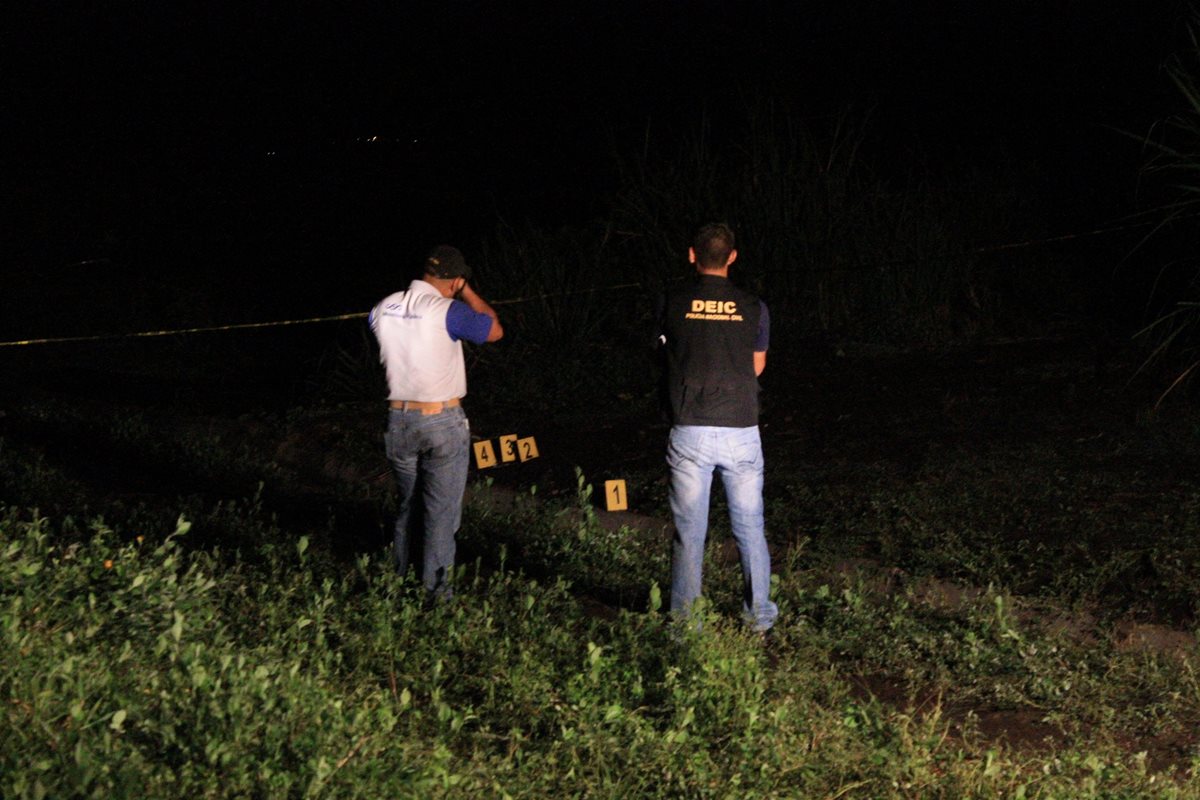 Investigadores de la PNC recogen evidencias en escena del crímen, en Masagua, Escuintla. (Foto Prensa Libre: Carlos Enrique Paredes)