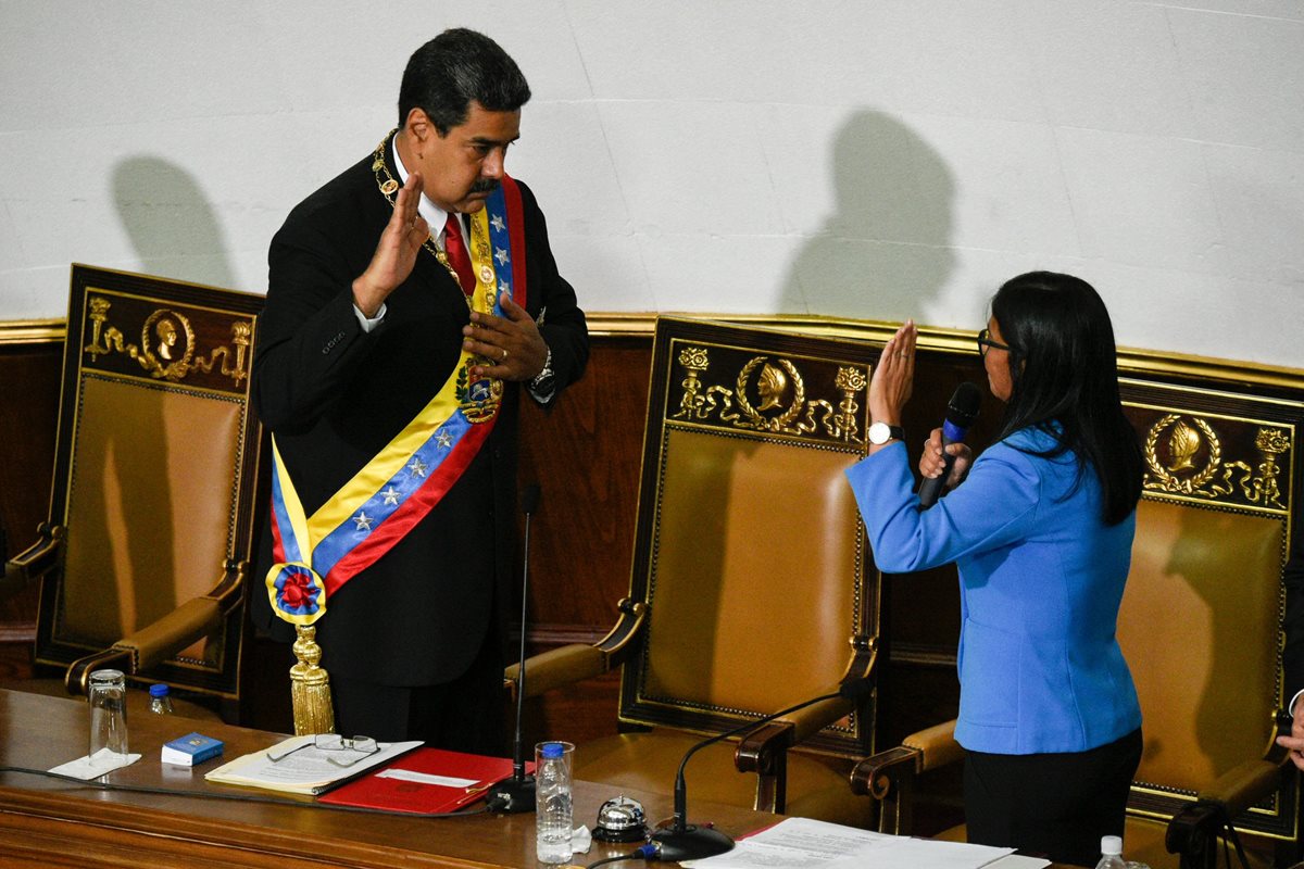 Nicolás Maduro (izq.) jura ante la presidenta de la Asamblea Constituyente, Delci Rodríguez. (Foto Prensa Libre:AFP).