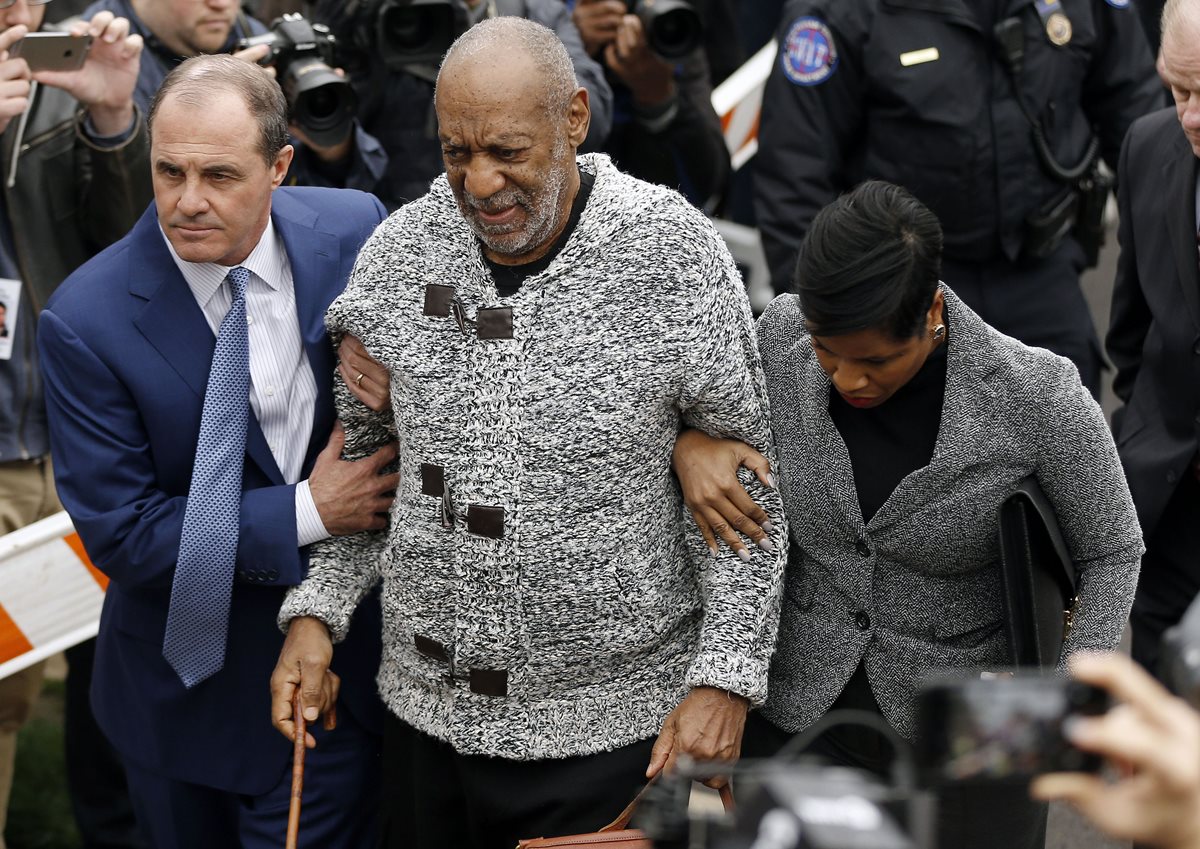 Bill Cosby fue acusado el miércoles de agresión sexual con circunstancias agravantes. En caso de condena, puede valerle hasta 10 años de cárcel. (Foto Prensa Libre: AFP)