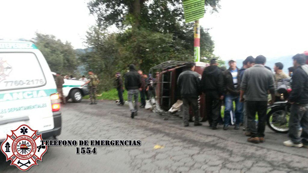 Socorristas estabilizan a pasajeros del picop que volcó en San Pedro Sacatepéquez, San Marcos. (Foto Prensa Libre: CBMD)