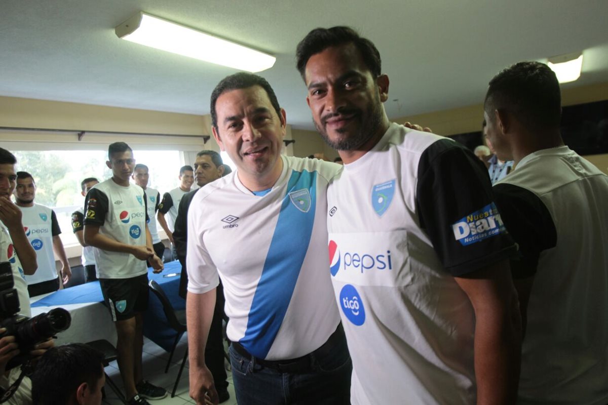 Jimmy Morales posa junto al futbolista Carlos Ruiz. (Foto Prensa Libre: Erick Ávila).