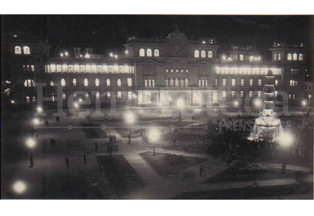 El Palacio Nacional totalmente iluminado el día de su inauguración el 10 de noviembre de 1943. (Foto: Hemeroteca PL)