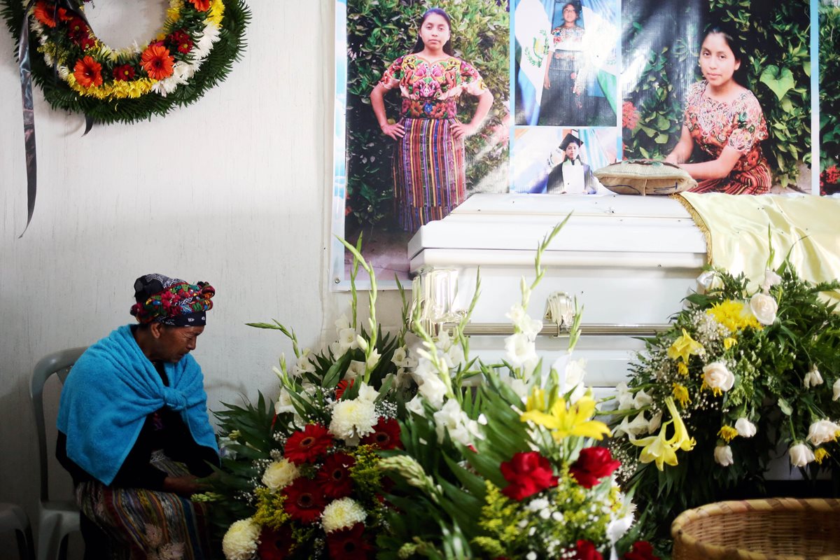 Familiares, amigos y pobladores de San Juan Ostuncalco, Quetzaltenango, acudieron ayer al velorio del cuerpo de Claudia Patricia Gómez González, cuyo sepelio está previsto para hoy. (Foto Prensa Libre: AFP) 