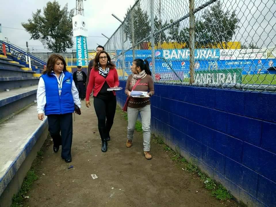 El personal del Instituto de Antropología e Historia (Idaeh) y del Juzgado de Asuntos Municipales de Quetzaltenango, se apersonaron al estadio Mario Camposeco. (Foto Prensa Libre: Raúl Juárez)