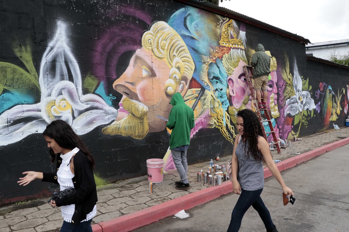 Un grupo de artistas plasmó su arte en muros de Cobán. (Foto Prensa Libre: Eduardo Sam)