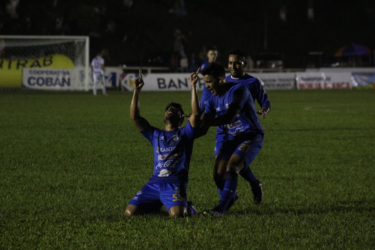 Los jugadores Azules consiguieron un importante triunfo en la fecha 12. (Foto Prensa Libre: Eduardo Sam Chun)