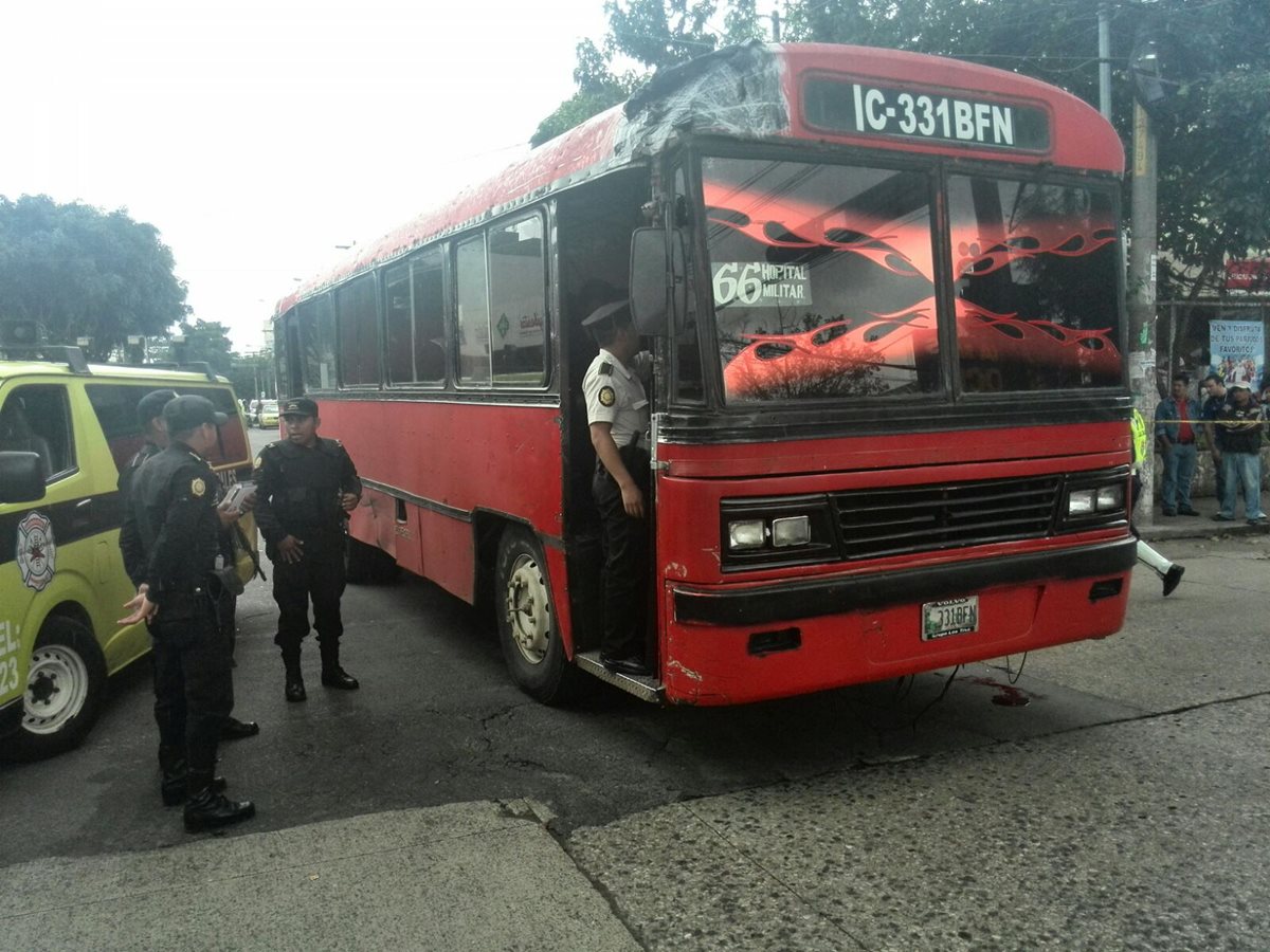 Piloto de bus de la ruta 66 murió baleado por una mujer que viajaba como pasajera. (Foto Prensa Libre: Estuardo Paredes)