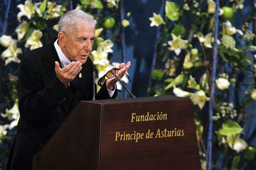 El cantante y compositor canadiense Leonard Cohen, durante un discurso tras ser galardonado con el Premio Príncipe de Asturias de las Letras 2011. (Foto Prensa Libre: EFE)