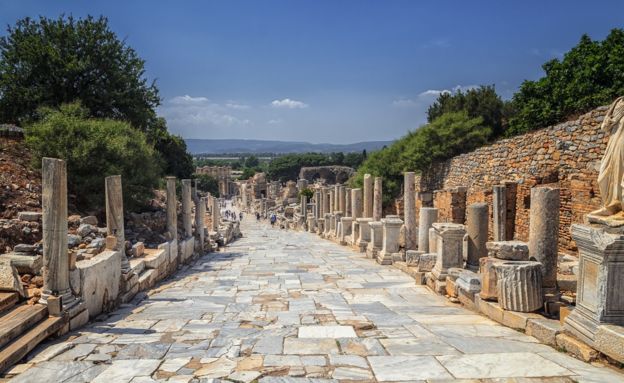 Este camino perfecto conduce a... Éfeso, una antigua ciudad griega en la costa de Jonia, Turquía. (GETTY IMAGES)