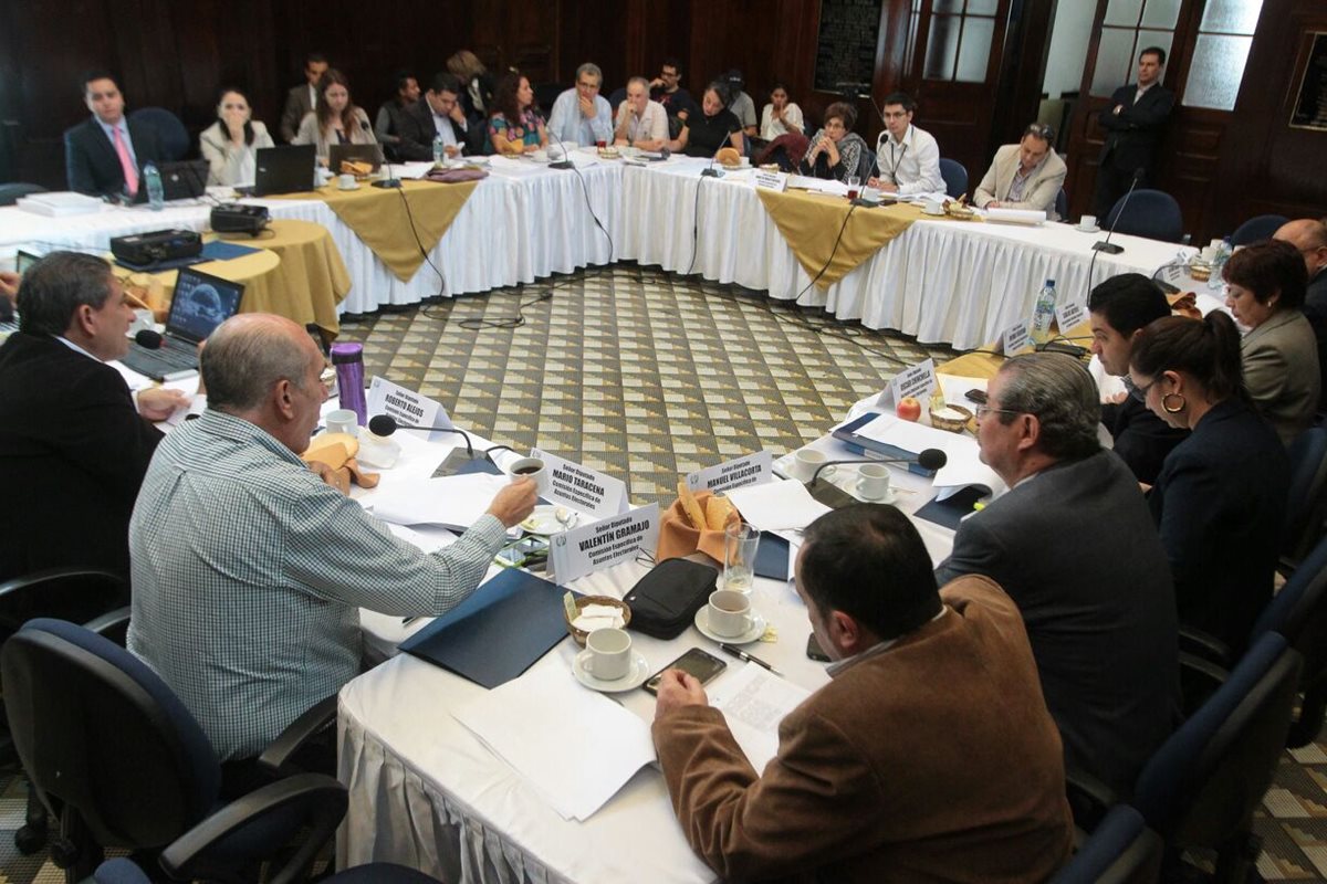 La Comisión de Asuntos Electorales del Congreso avanzó hoy con la discusión de diez artículos para las reformas a la ley electoral y de partidos políticos. (Foto Prensa Libre: Álvaro Interiano).