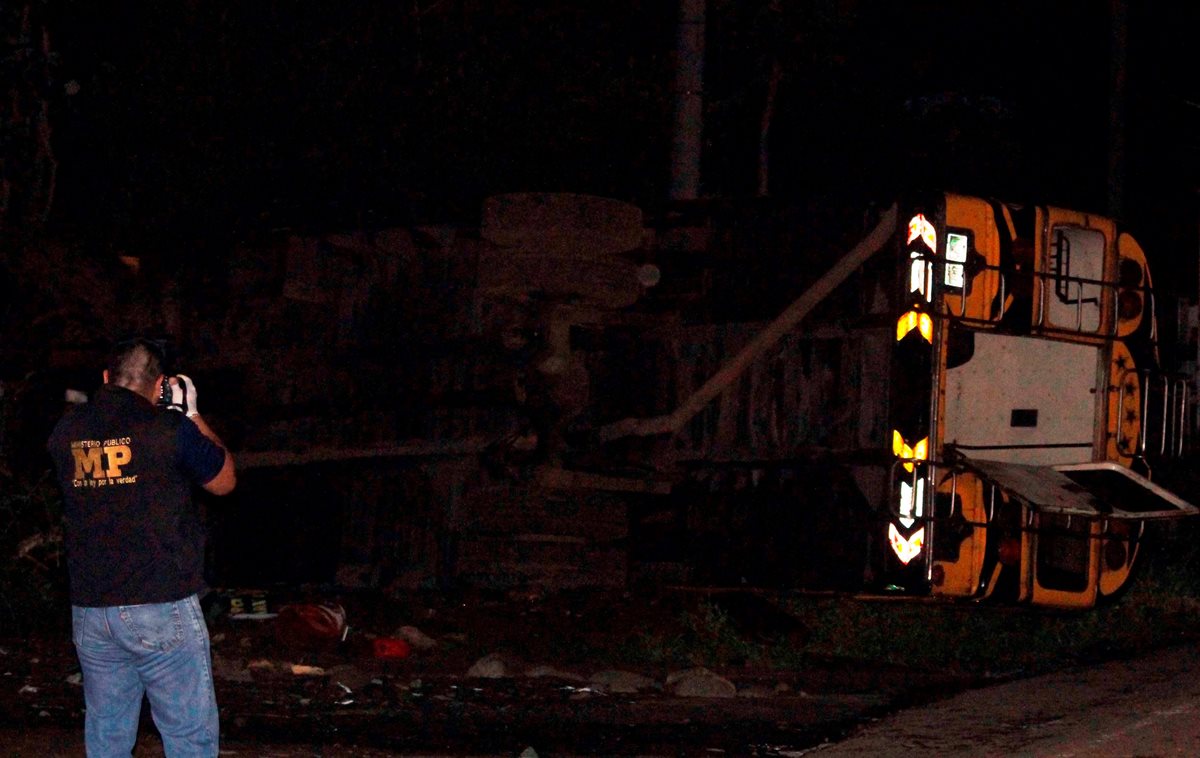 Agente del MP recaba evidencias en el lugar donde volcó el autobús.  (Foto Prensa Libre: Melvin Popá)