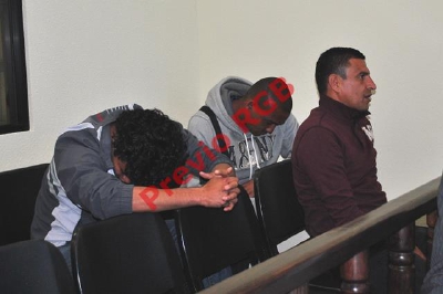 Tres de los señalados por supuesto abuso contra un menor en el Club Xelajú MC, son notificados del inicio de su juicio. (Foto Prensa Libre: Alejandra Martínez)