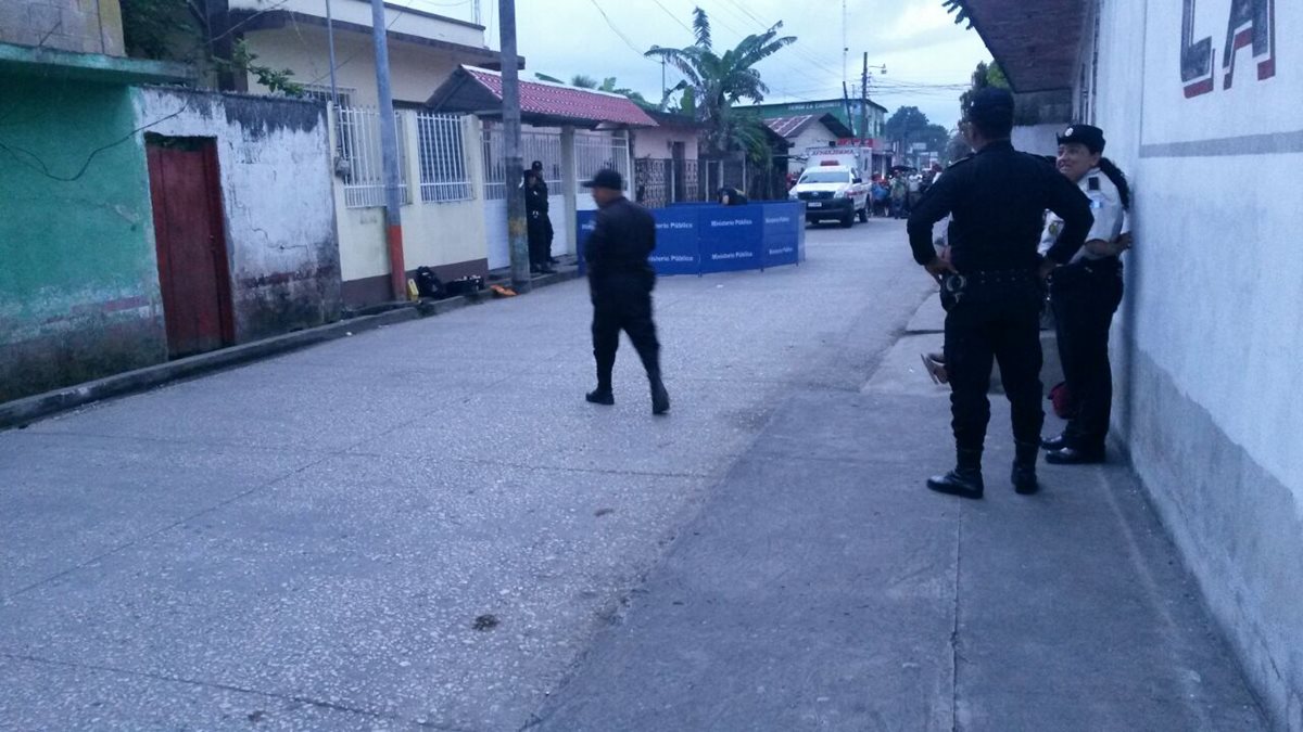 Policías vigilan el exterior del negocio donde ocurrió el hecho. (Foto Prensa Libre: Rigoberto Escobar)