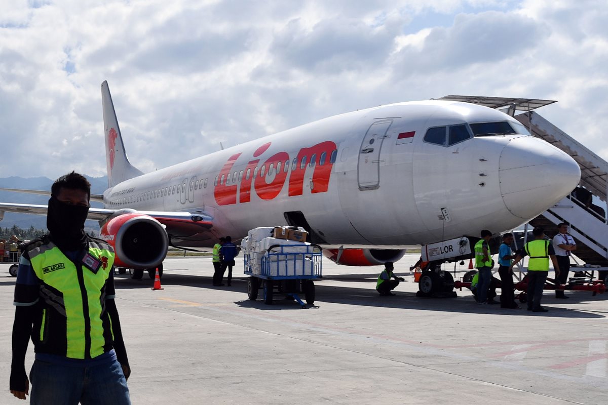 El avión de la compañía Lion Air se estrelló 13 minutos después de haber despegado. (Foto Prensa Libre: AFP)