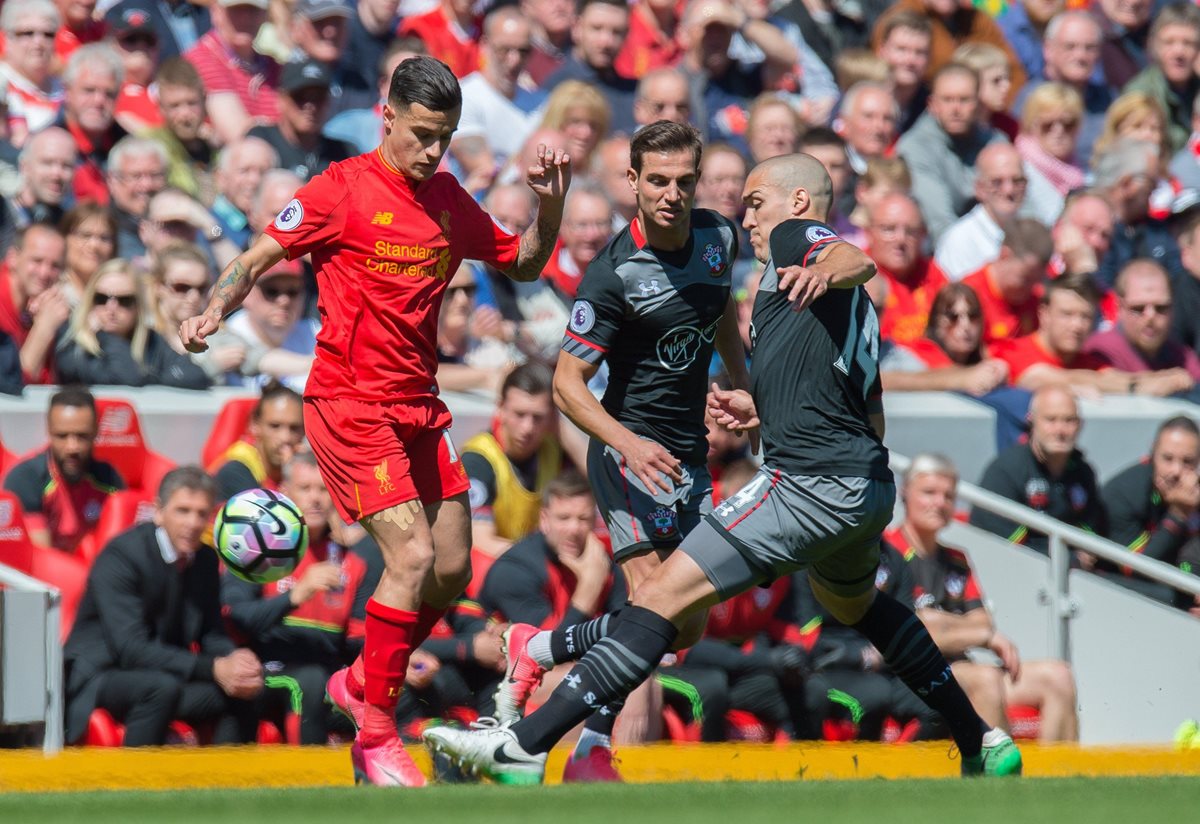 Philippe Coutinho disputa el balón con Oriol Romeu durante un juego de la Premier League entre el Liverpool y Southampton. (Foto Prensa Libre: EFE)