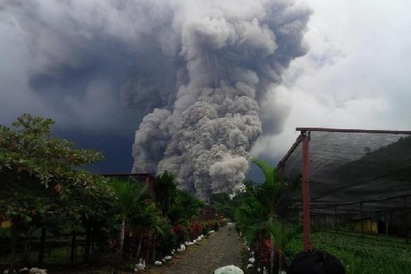Un gigantesco hongo de material volcánico fue arrastrado por el viento hacia poblados de Retalhuleu y Quetzaltenango.