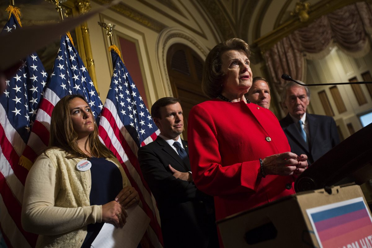 La senadora demócrata por California, Dianne Feinstein, interviene durante una conferencia en el Capitolio en Washington, Estados Unidos. (Foto Prensa Libre: EFE).