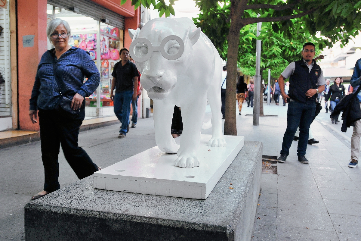 Miope se titula la pieza intervenida por Gabriel Rodríguez Pellecer y se ubica entre 9a. y 10a. calles de la 6a. avenida zona 1 (Foto Prensa Libre Ana Lucía Ola)