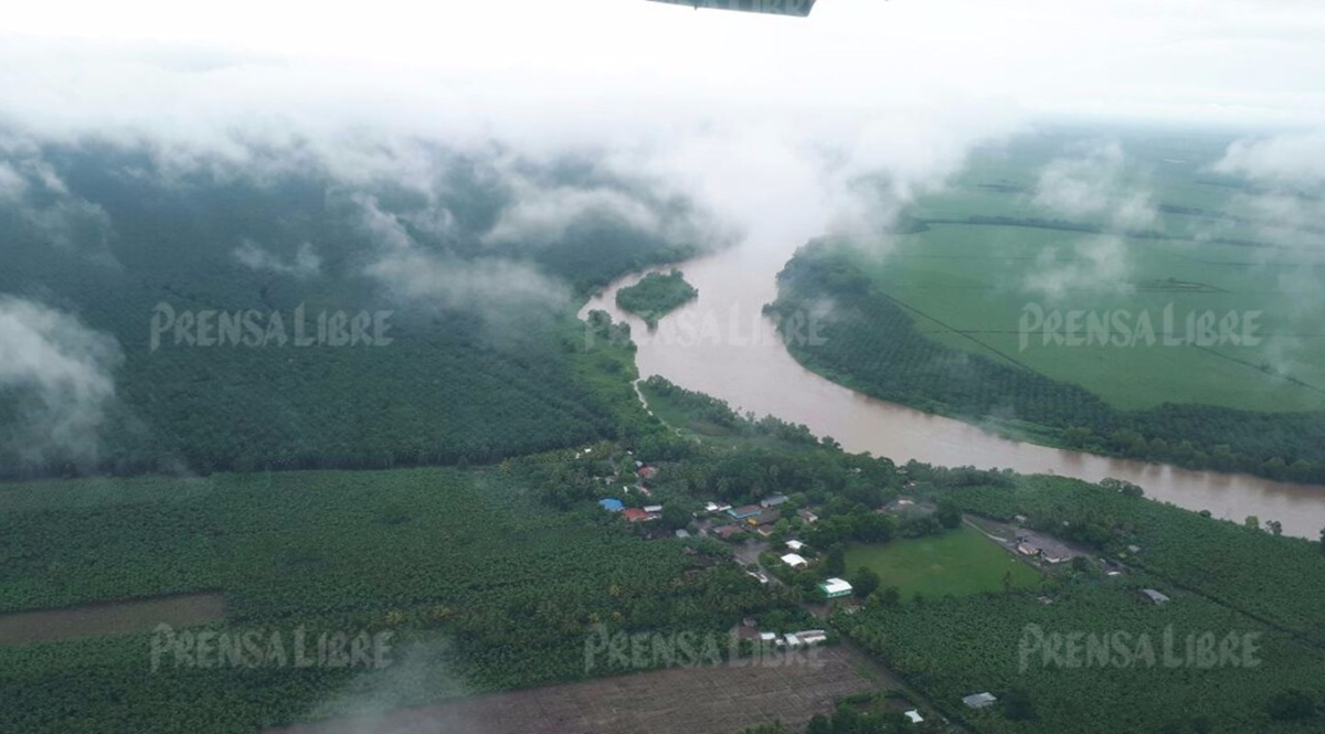 Varias comunidades en la Costa Sur están en riesgo por la crecida de ríos. (Foto Prensa Libre: Rolando Miranda)