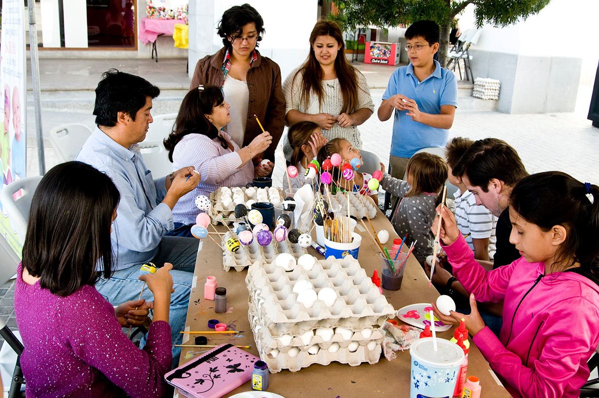 Niños y adultos participan en el proyecto Pintado Sonrisas en Cascarones, que los inspira para hacer diferentes creaciones. (Foto Prensa Libre: Cortesía)