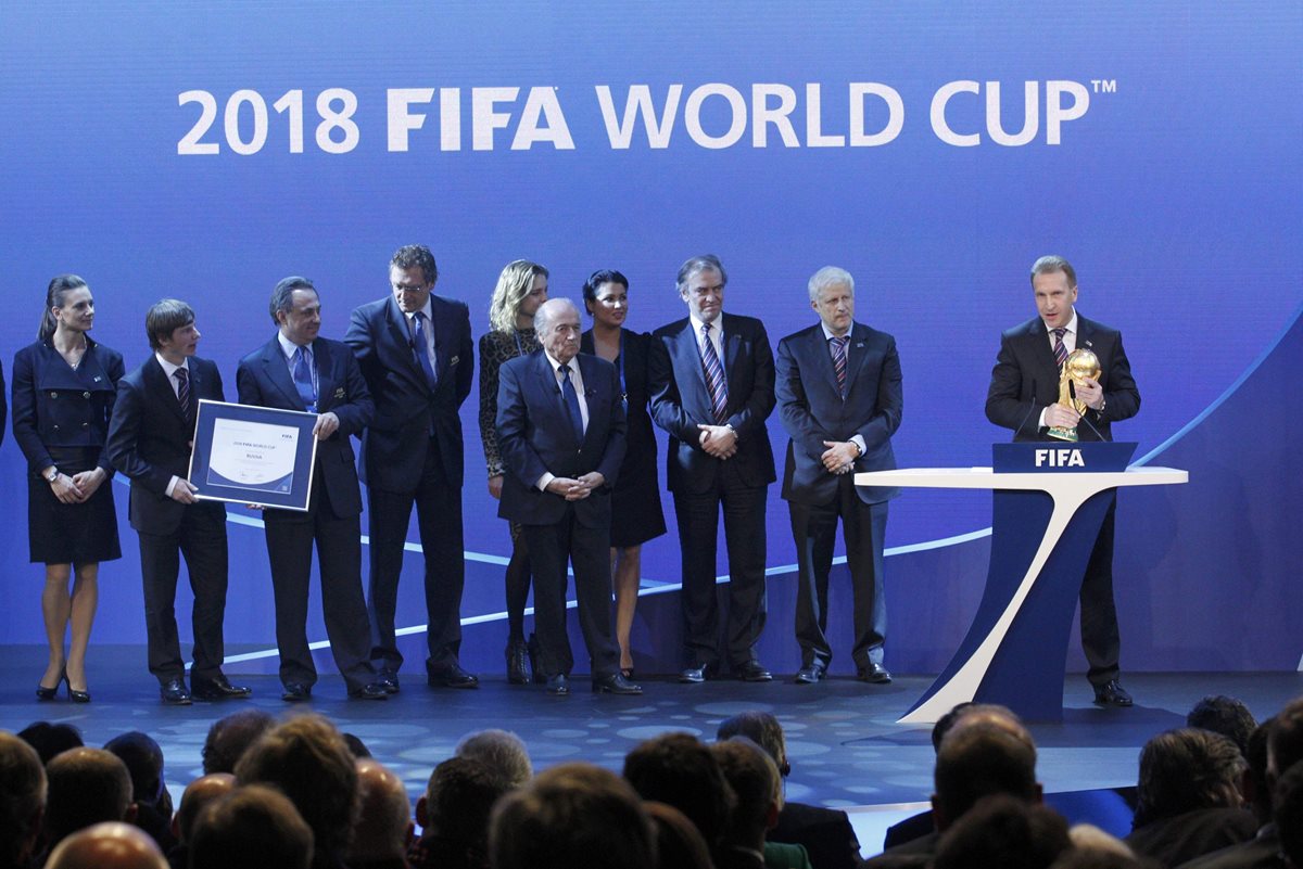 El presidente de la Fifa, Joseph Blatter y la comisión de Rusia en el acto de presentación de las sedes del mundial de futbol 2018 y 2020. (Foto: Reuters)