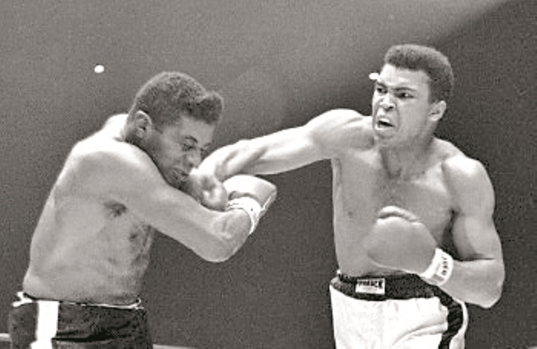 Muhammad Ali, en la pelea contra Floyd Patterson en 1965. (Foto Prensa Libre: Hemeroteca PL)