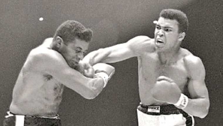 Muhammad Ali, en la pelea contra Floyd Patterson en 1965. (Foto Prensa Libre: Hemeroteca PL)