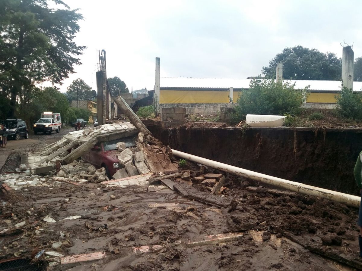Muro que colapsó por lluvia en El Socobal, Chimaltenango. (Foto Prensa Libre: Conred).