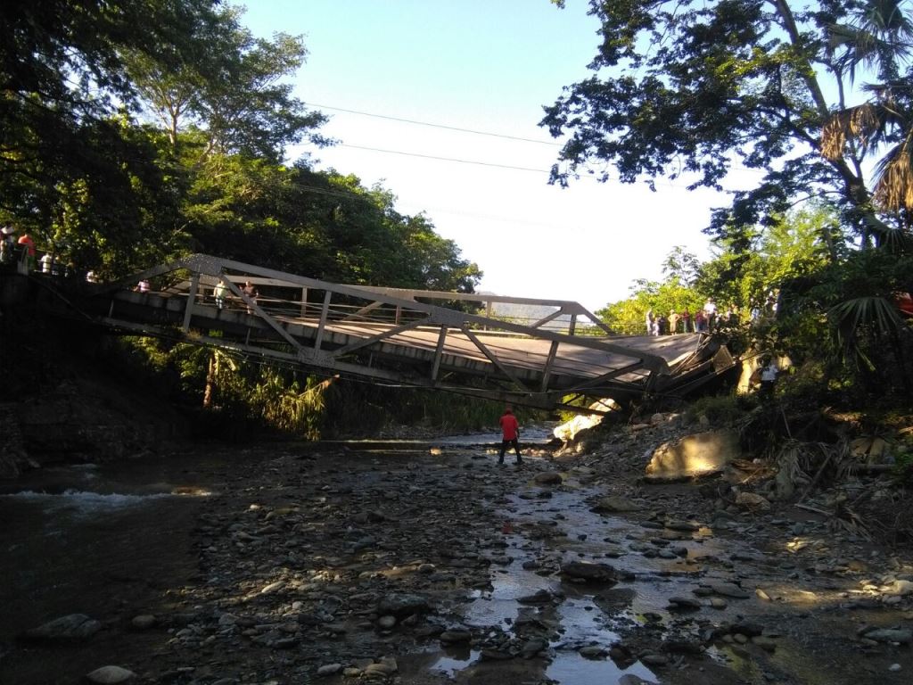 Curiosos observan el daño en la estructura, en Gualán, Zacapa. (Foto Prensa Libre: @DTransitoPNC).