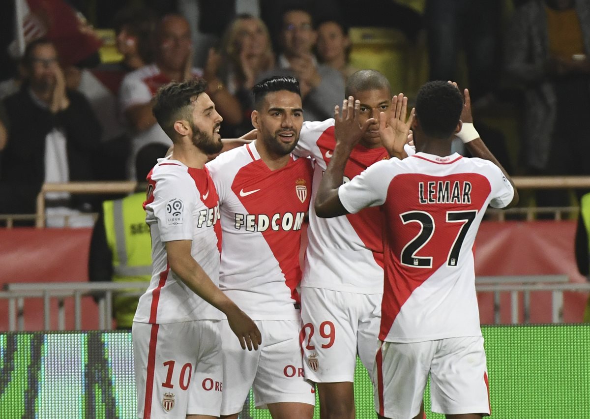 Radamel Falcao espera contribuir para ganar el título. (Foto Prensa Libre: AFP)